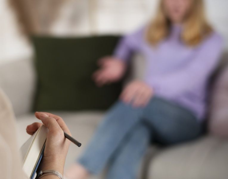 photo d'une cliente en séance de sophrologie et charge mentale