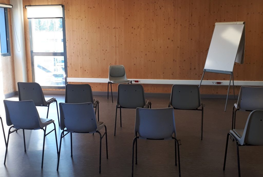 Salle pour une séance de sophrologie collective en milieu associatif