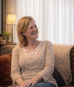 Dorothée Sophrologue, souriante et détendue, pendant une séance de sophrologie à domicile