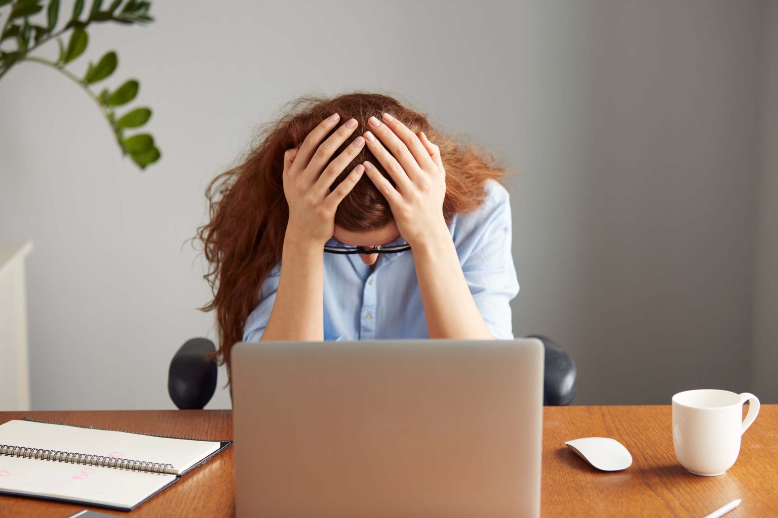 photo d'une femme stressée qui ne fait pas de séance de sophrolgie et charge mentale