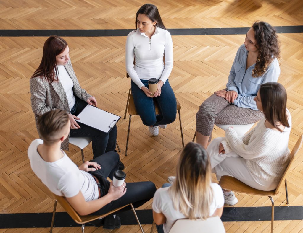 Photo d'un groupe en séance de sophrologie en entreprise